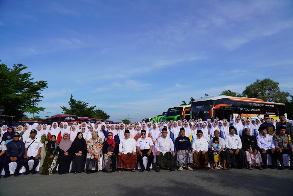 Lepas 3.300 Santri Mudik Bareng, Gus Kikin: Jadilah Duta Tebuireng yang Bermanfaat di Masyarakat