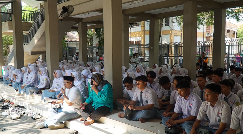 Mengenal Gus Dur Lebih Dekat, Ratusan Siswa MAN 2 Banyumas Ziarah ke Tebuireng