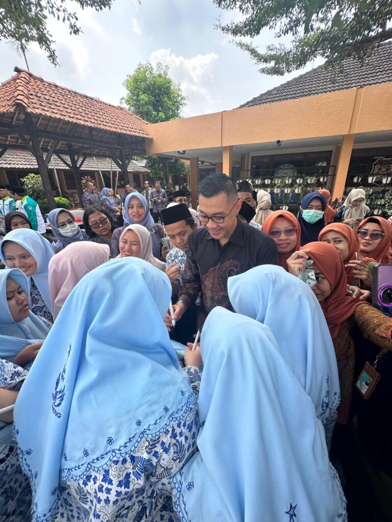Keseruan dr. Gia Pratama saat Tinjau Kesehatan Santri Tebuireng