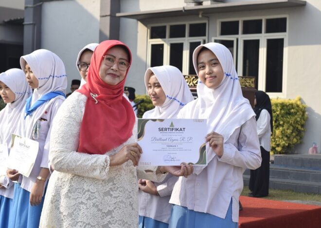 HUT ke-81 RI di Pesantren Sains Tebuireng Kesamben, Apresiasi Siswi Berprestasi