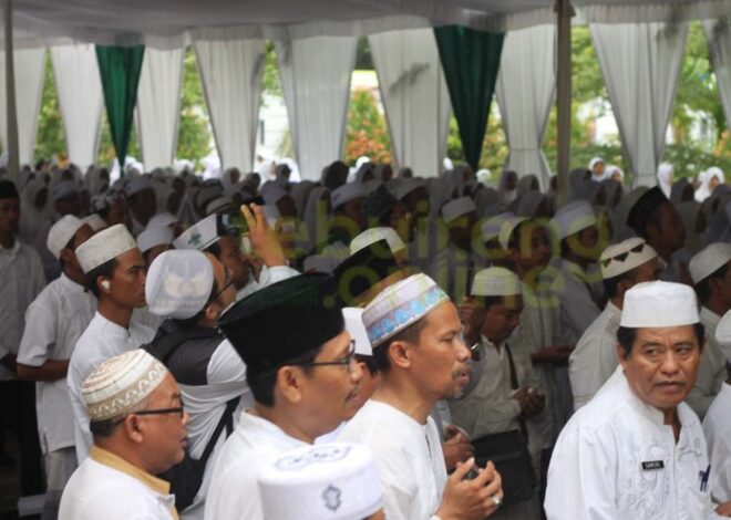 Berdiri Saat Pembacaan Maulid Nabi, Apa Hukumnya?