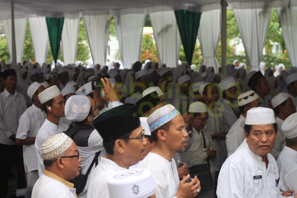 Berdiri Saat Pembacaan Maulid Nabi, Apa Hukumnya?
